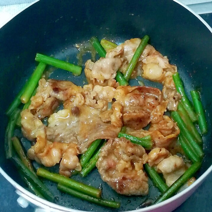 ポン酢でさっぱり 牛肉薄切りとニンニクの茎の炒め物 レシピ 作り方 By みずたまsweet 楽天レシピ
